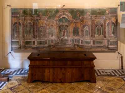 Tra un paliotto d�altare in gesso del XVIII secolo, proveniente da Santa Teresa dei Maschi...